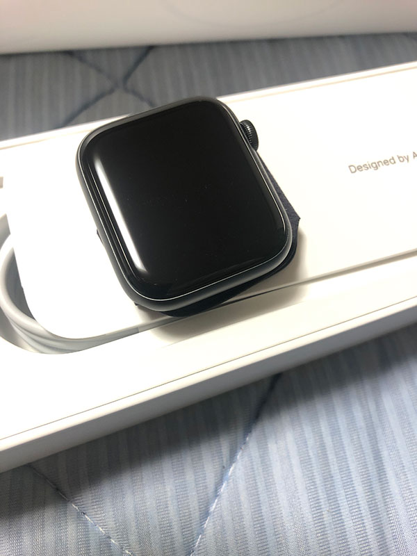 Apple Watch 本体を取り出した